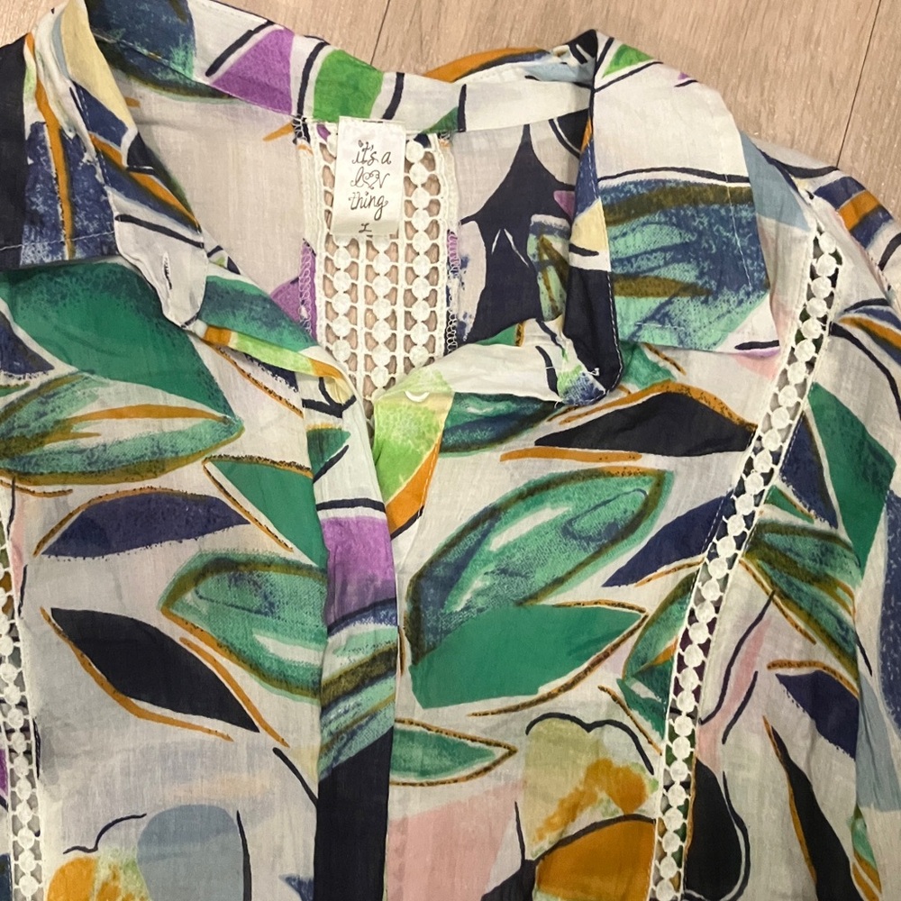 Floral button down blouse size large - image 2